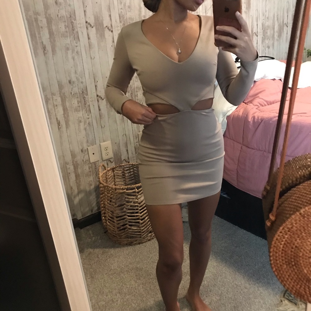 ✨Cute long sleeved mini cutout dress✨